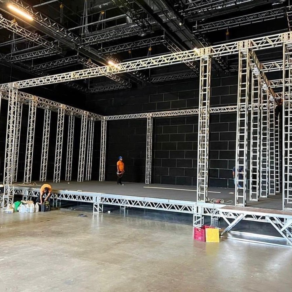 Palco coberto em montagem dentro de estúdio