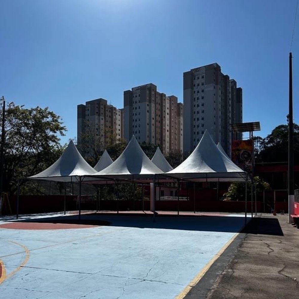 Tendas montadas em quadra poliesportiva