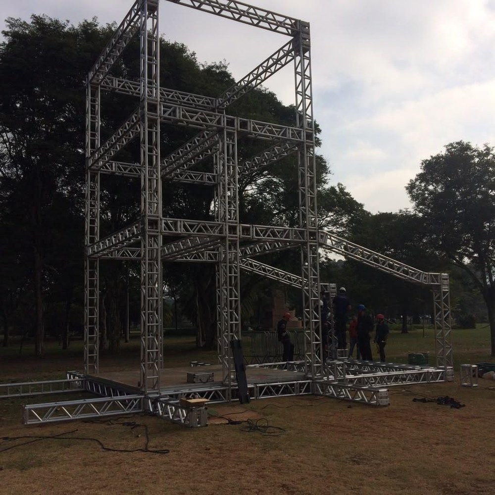Torre de truss em montagem num parque público